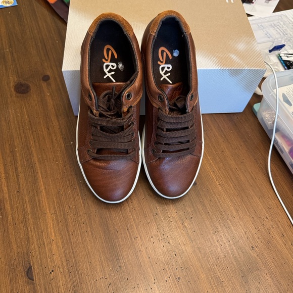 GBX Men's Leather Brown Sneakers - Picture 2 of 9